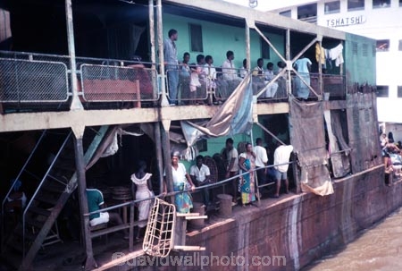 riverboat;person;people;crowd;crowded;trade;trading;trader;traders;river;passenger;passengers;zaire;congo;democratic-republic-of-congo