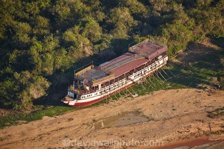 aerial;aerial-image;aerial-images;aerial-photo;aerial-photograph;aerial-photographs;aerial-photography;aerial-photos;aerial-view;aerial-views;aerials;Asia;boat;boats;Cambodia;Chong-Khnies;Chong-Kneas;dirty-water;Indochina-Peninsula;Kampuchea;Kingdom-of-Cambodia;muddy-water;passenger-boat;passenger-boats;Phnom-Krom;Siem-Reap;Siem-Reap-Province;Siem-Reap-River;Southeast-Asia;Tara-Boat;Tara-Riverboat;tourist-boat;tourist-boats;water