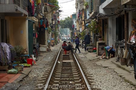 alley;alleys;alleyway;alleyways;apartments;Asia;Asian;back-street;back-streets;backstreet;backstreets;Hanoi;house;houses;housing;lane;lanes;laneway;laneways;people;person;poor;poverty;rail-line;rail-lines;rail-track;rail-tracks;railroad;railroads;railway;railway-line;railway-lines;railway-track;railway-tracks;railways;South-East-Asia;Southeast-Asia;street;street-scene;street-scenes;streets;track;tracks;train-track;train-tracks;transport;transportation;Vietnam;Vietnamese