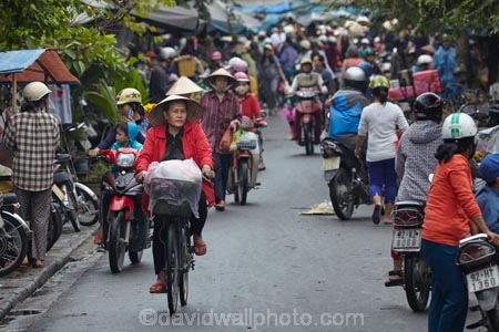 Asia;Asian;Asian-conical-hat;Asian-conical-hats;bicycle;bicycles;bike;bikes;Central-Sea-region;conical-hat;conical-hats;crowd;crowds;cycle;cycles;Hi-An;Hoi-An;Hoi-An-Old-Town;Hoian;Indochina;leaf-hat;leaf-hats;market;markets;non-la;nÃ³n-lÃ¡;old-town;palm_leaf-conical-hat;people;person;push-bike;push-bikes;push_bike;push_bikes;pushbike;pushbikes;South-East-Asia;Southeast-Asia;street;street-scene;street-scenes;streets;UN-world-heritage-area;UN-world-heritage-site;UNESCO-World-Heritage-area;UNESCO-World-Heritage-Site;united-nations-world-heritage-area;united-nations-world-heritage-site;Vietnam;Vietnamese;Vietnamese-conical-hat;Vietnamese-conical-hats;Vietnamese-hat;Vietnamese-hats;Vietnamese-symbol;world-heritage;world-heritage-area;world-heritage-areas;World-Heritage-Park;World-Heritage-site;World-Heritage-Sites