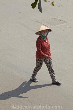 Asia;Asian;Asian-conical-hat;Asian-conical-hats;Central-Sea-region;conical-hat;conical-hats;female;females;Hi-An;Hoi-An;Hoi-An-Old-Town;Hoian;Indochina;ladies;lady;leaf-hat;leaf-hats;non-la;nÃ³n-lÃ¡;old-town;palm_leaf-conical-hat;people;person;South-East-Asia;Southeast-Asia;street;street-scene;street-scenes;streets;Vietnam;Vietnamese;Vietnamese-conical-hat;Vietnamese-conical-hats;Vietnamese-hat;Vietnamese-hats;Vietnamese-symbol;woman;women