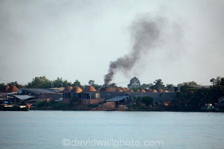 air-pollution;air-polutants;air-quality;airshed;airsheds;Asia;Asian;atmosphere;bad-air-quality;brick-factories;brick-factory;C-ChiÃªn-River;carbon-emission;carbon-emissions;carbon-footprint;Co-Chien-River;discharge;emission;emissions;emit;environment;environmental;factories;factory;global-warming;greenhouse-gas;greenhouse-gases;high-pollution-day;high-pollution-days;Mekong-Delta;Mekong-Delta-Region;Mekong-River;pollute;polluting;pollution;poor-air-quality;river;rivers;smog;smoggy;smoke;smokey;South-East-Asia;Southeast-Asia;Vietnam;Vietnamese;Vinh-Long;Vinh-Long-Province