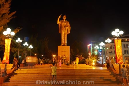 Asia;Asian;Cn-Tho;Can-Tho;Can-Tho-City;dark;dusk;evening;H-Chí-Minh;Ho-Chi-Minh;Ho-Chi-Minh-Statue;Ho-Chi-Minh-Statues;light;lighting;lights;Mekong-Delta;Mekong-Delta-Region;Nguyn-Sinh-Cung;Nguyen-Sinh-Cung;night;night-time;night_time;people;person;public-sculpture;public-sculptures;sculpture;sculptures;South-East-Asia;Southeast-Asia;statue;statues;twilight;Vietnam;Vietnamese
