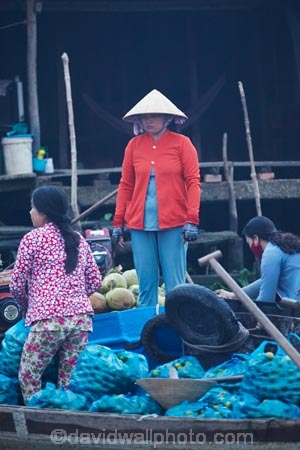 Asia;Asian;Asian-conical-hat;Asian-conical-hats;boat;boat-market;boats;Cn-Tho;calm;Can-Tho;Can-Tho-City;Can-Tho-River;commerce;commercial;conical-hat;conical-hats;dinghies;dinghy;female;females;floating-market;floating-markets;leaf-hat;leaf-hats;market;market-place;market_place;marketplace;marketplaces;markets;Mekong-Delta;Mekong-Delta-Region;non-la;nón-lá;palm_leaf-conical-hat;people;person;Phong-Dien-Floating-Market;Phong-Ðin-Floating-Market;produce;produce-market;produce-markets;retail;retailer;retailers;row-boat;row-boats;row_boat;row_boats;rowboat;rowboats;South-East-Asia;Southeast-Asia;Vietnam;Vietnamese;Vietnamese-conical-hat;Vietnamese-conical-hats;Vietnamese-hat;Vietnamese-hats;Vietnamese-symbol;water-market;woman;women;wooden-boat;wooden-boats