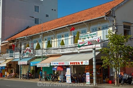 Asia;Asian;Cn-Tho;cafe;cafes;Can-Tho;Can-Tho-City;commerce;commercial;Hai-Ba-Trung;Mekong-Delta;Mekong-Delta-Region;restaurant;restaurants;retail;retail-store;retailer;retailers;shop;shops;South-East-Asia;Southeast-Asia;store;stores;street;street-scene;street-scenes;streets;veranda;verandah;verandahs;Vietnam;Vietnamese