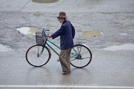 Asia;bicycle;bicycles;bike;bikes;cycle;cycler;cyclers;cycles;cyclist;cyclists;Ninh-Binh;Ninh-BÃ¬nh-province;Ninh-Hai;Northern-Vietnam;people;person;push-bike;push-bikes;push_bike;push_bikes;pushbike;pushbikes;rain;raining;rainy;South-East-Asia;Southeast-Asia;street;street-scene;street-scenes;streets;Van-Lam-Village;Vietnam;Vietnamese