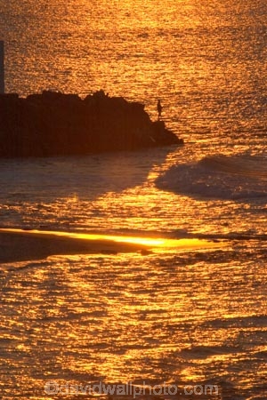 australasia;Australia;australiasia;coast;coastal;mooloolaba;orange;pacific-ocean;queensland;serene;silhouette;silhouettes;sky;sunlight;sunshine-coast;tasman-sea;tourism;travel;twilight;water;wave;waves;wet