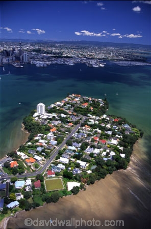 residential;urban-sprawl;suburban;suburbia;houses;water;community;seaside;sea;ocean;shore;seashore;suburban-beach;tide;tidal;coastline;bays;aerials