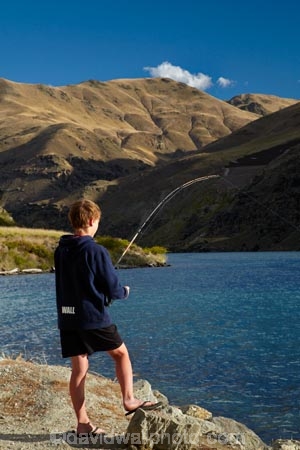 angler;anglers;angling;boy;boys;Cairnmuir-Range;Central-Otago;child;children;Cromwell;Cromwell-Gorge;fisher;fisherman;fishers;fishing;lake;Lake-Dunstan;lakes;leisure;N.Z.;New-Zealand;NZ;Otago;recreation;S.I.;SI;South-Is;South-Island;Sth-Is;water