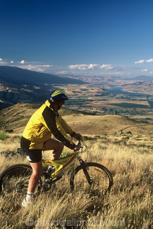 adventure;bicycle;bicycles;Bicyclist;Bicyclists;bike;biker;Bikers;bikes;Biking;Cycle;Cycles;Cycling;cyclist;Daytime;Exterior;high-country;Leisure;Look;Looking;Mountain-bike;Mountain-biking;Mountains;Nature;One;One-person;Outdoor;Outdoors;Outside;People;Person;Persons;Recreation;Ride;Riding;Sport;sports