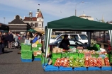 Dunedin;Otago;farmer;farmers;market;Railway-Station;people;crowd;crowded;gathering;stall;stalls;colour;food;produce;apple;apples;red;green;blue