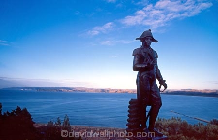 statue;statues;monument;momnuments;memorial;memorials;famous;fame;heritage;period;endeavour;explorer;explorers;poverty-bay