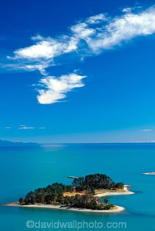 coast;coastal;coastline;shore;shoreline;shore-line;coast-line;sea;ocean;tasman-bay;Hualashore-Island;Nelson;sky;skies;cloud;clouds;blue