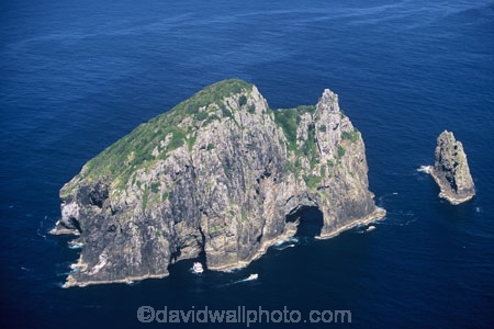 boat;boats;Brett;cape;coast;coastline;island;motukokako;passenger;piercy;rock;tour;tourism
