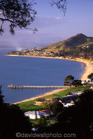 bay;bays;beach;beaches;headland;pier;promontory;seaside;settlement;town;township
