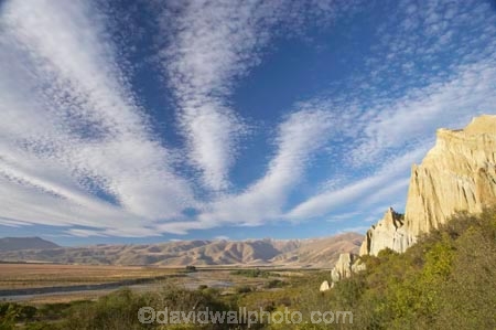 bluff;bluffs;Clay-Cliffs;cliff;cliffs;cloud;clouds;erode;eroded;erosion;grooved;N.Z.;New-Zealand;North-Otago;NZ;Omarama;Otago;S.I.;SI;sky;South-Island;steep;Waitaki-District;weather;weathered;weathering