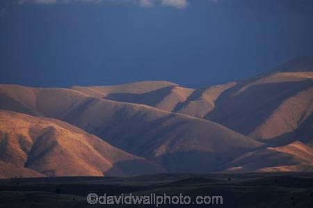 Benmore-Range;cloud;clouds;dark-cloud;dark-clouds;high-altitude;Last-Light;light;Mackenzie-Country;mountain;mountains;N.Z.;New-Zealand;North-Otago;NZ;range;ranges;S.I.;SI;South-Island;sunlight;Waitaki-District
