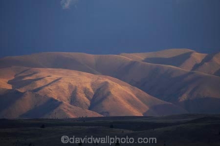 Benmore-Range;cloud;clouds;dark-cloud;dark-clouds;high-altitude;Last-Light;light;Mackenzie-Country;mountain;mountains;N.Z.;New-Zealand;North-Otago;NZ;range;ranges;S.I.;SI;South-Island;sunlight;Waitaki-District