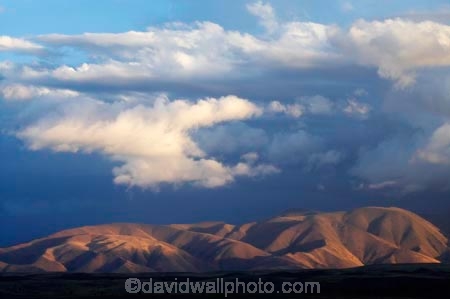 Benmore-Range;cloud;clouds;dark-cloud;dark-clouds;high-altitude;Last-Light;light;Mackenzie-Country;mountain;mountains;N.Z.;New-Zealand;North-Otago;NZ;range;ranges;S.I.;SI;South-Island;sunlight;Waitaki-District