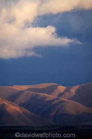 Benmore-Range;cloud;clouds;dark-cloud;dark-clouds;high-altitude;Last-Light;light;Mackenzie-Country;mountain;mountains;N.Z.;New-Zealand;North-Otago;NZ;range;ranges;S.I.;SI;South-Island;sunlight;Waitaki-District