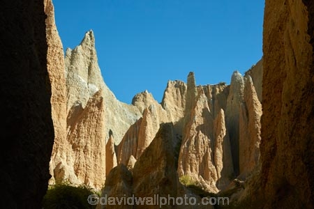 bluff;bluffs;Clay-Cliffs;cliff;cliffs;erode;eroded;erosion;grooved;N.Z.;New-Zealand;North-Otago;NZ;Omarama;Otago;S.I.;SI;South-Island;steep;Waitaki-District;weathered;weathering