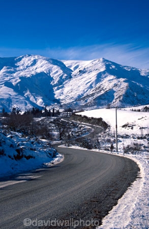 Cold;Curve;Daytime;Direction;Exterior;Landscape;Landscapes;Mountain-Region;Nobody;Outdoor;Outdoors;Outside;Road;Roads;Scenic;Scenics;Season;Seasons;Slippery;Snow;Snowy;Transport;Transportation;Transports;Travel;Traveling;Travelling;Trip;Trips;Vegetation;Vertical;Weather;Winter;Wintertime;Crown-Range;snowfall;Crown-Range