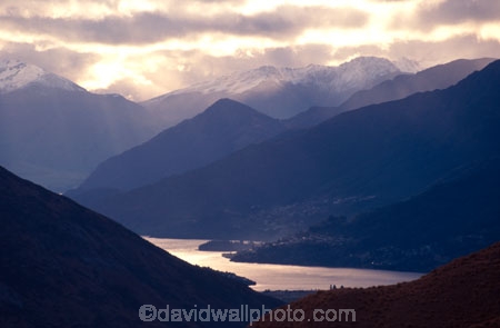 Queenstown;Central-Otago;tourism;lake;Lake-Wakatipu;Wakatipu;silhouette;mountain;mountains;rocky;snow;snowy;snow_capped;snow-caps;sunlight;sunbeam;beam;ray;light;cloud;clouds;cloudy;shadow;shadowy