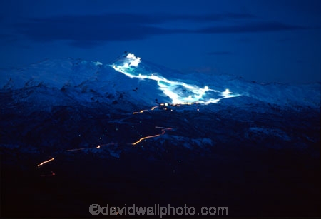 board;boarder;boarders;dark;darkness;night-time;night_time;nighttime;ski;skier;skiers;snow;snowboarder;snowboarders;snowboarding