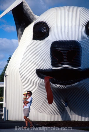 mother-and-child;mother;mothering;baby;carrying;carry;corrugated-iron;corrugated-iron-art;art;sculpture;dog_shape;information-centre;information;centre;tourism;attraction