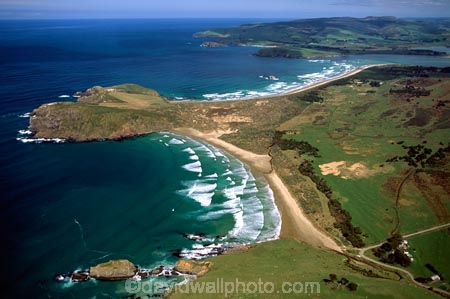 New-Zealand;coast;coastal;coastline;shore;shoreline;beach;beaches;sand;sandy;waves;wave;sea;ocean;Pacific;bay;colour;color;farmland;rural;marine;rugged;Southern-Scenic-Route;aerials