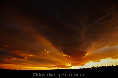 cloud;clouds;dusk;evening;light-rays;Mossburn;N.Z.;New-Zealand;nightfall;NZ;orange;S.I.;SI;sky;South-Is;South-Island;Southland;Sth-Is;sun-rays;sunset;sunsets;twilight