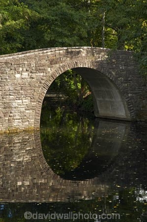 bridge;bridges;calm;gardens;Hamilton;Hamilton-Gardens;masonry;N.I.;N.Z.;New-Zealand;NI;North-Island;NZ;placid;quiet;reflection;reflections;serene;smooth;still;stone-bridge;stone-work;tranquil;Waikato;water