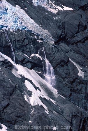 mountain;mountains;snow;snowy;cold;winter;freezing;icy;high;altitude;mount-aspiring;aerial;aerials;avalanche;avalanches;scary