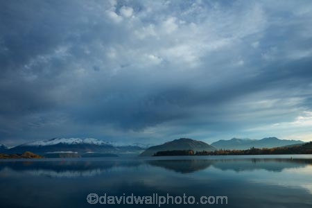 autuminal;autumn;autumn-colour;autumn-colours;autumnal;Buchanan-Mountains;Buchanan-Peaks;calm;Central-Otago;cloud;clouds;cloudy;color;colors;colour;colours;deciduous;fall;gold;golden;gray;grey;lake;Lake-Wanaka;lakes;leaf;leaves;mountain;mountains;N.Z.;New-Zealand;NZ;Otago;overcast;placid;quiet;reflected;reflection;reflections;season;seasonal;seasons;serene;SI;sky;smooth;South-Island;Sth-Is;still;tranquil;tree;trees;Wanaka;water;yellow