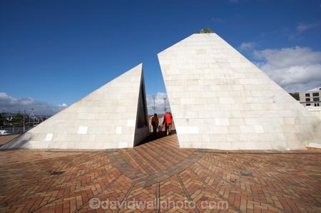 art;art-work;art-works;capital;capitals;City-to-Sea-Bridge;Civic-Sq;Civic-Square;N.I.;N.Z.;New-Zealand;NI;North-Is;North-Island;NZ;public-art;public-art-work;public-art-works;public-sculpture;public-sculptures;pyramid;pyramids;sculpture;sculptures;Split-Pyramid-Sculpture;Wellington