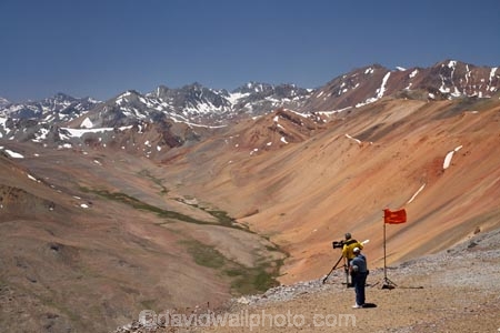 Andean-cordillera;Andes;Andes-Mountain-Range;Andes-Mountains;Andes-Range;Cameraman-Michael-Brennan;Chile;Media-Crew;Michael-Brennan;Mike-Brennan;mountain;mountains;Sound-Man-Ken-Saville;South-America;Sth-America;World-Sailplane-Grand-Prix,-Santiago