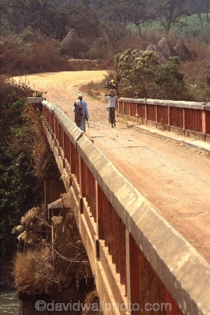 camerouns;cameroon;cameroons;cameroun;West-Africa;africa;african;Bridge;bridges;Lom-River;Garoua-Boulai;Eastern-Cameroun;lady;woman;female;africa;african-;travel;carry;heavy;load;heavy-load;carry-on-head;work;hard-work