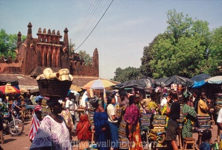 africa;african;africans;ethnic;male;people;person;persons;portrait;tradition;traditional;costume;costumes;traditions-costume;traditional-costumes;culture;cultural;cultures;indigenous;native;stall;stalls;market;markets;cloth;material;cotton;textile;textiles;color;colors;colours;colour;commerce;historic;historical;marche;grand-marche;architecture;architectural;mud;adobe;mali;malian;west-africa;bamako;crowd-;busy;shopping;buying;carry;head;load;bread;basket;basin;lade;woman;women;female;african
