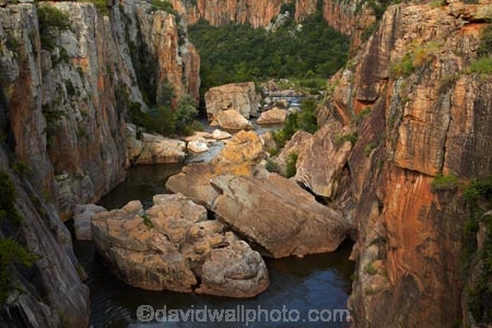 Africa;African;bluff;bluffs;Blyde-River;Blyde-River-Canyon;Blyde-River-Canyon-Nature-Reserve;Bourkes-Luck-Potholes;Bourkes-Luck-Potholes;canyon;canyons;cliff;cliffs;Eastern-Transvaal;eroded;erosion;Moremela;Motlatse-Canyon-Provincial-Nature-Reserve;Mpumalanga;Mpumalanga-province;ravine;ravines;South-Africa;Southern-Africa