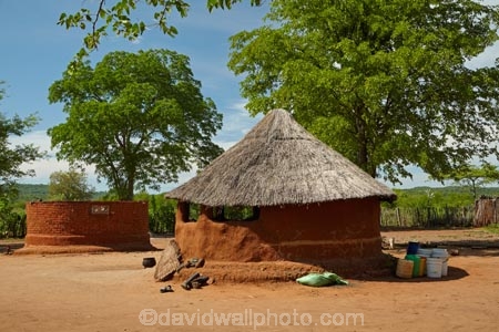 Africa;African;African-home;African-homes;African-house;African-houses;African-hut;African-huts;dirt-house;home;homes;house;houses;housing;hut;huts;Matetsi;mud-house;mud-hut;mud-huts;Southern-Africa;thatch;thatch-roof;thatched;thatched-roof;thatched-roofs;thatched-rooves;Zimbabwe