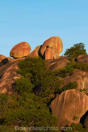 Africa;Big-Cave-Camp;boulder;boulders;Bulawayo;geological;geology;granite;kopje;kopjes;koppie;koppies;Matobo-Hills;Matobo-National-Park;Matopos-Hills;rock;rock-formation;rock-formations;rock-outcrop;rock-outcrops;rock-tor;rock-torr;rock-torrs;rock-tors;rocks;Southern-Africa;stone;unusual-natural-feature;unusual-natural-features;Zimbabwe