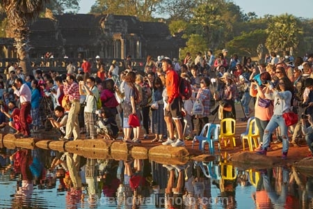 Asia;Cambodia;crowd;Indochina-Peninsula;Kampuchea;Kingdom-of-Cambodia;people;person;photographer;photographers;photographing;photography;Siem-Reap;Siem-Reap-Province;Southeast-Asia;tourism;tourist;tourists