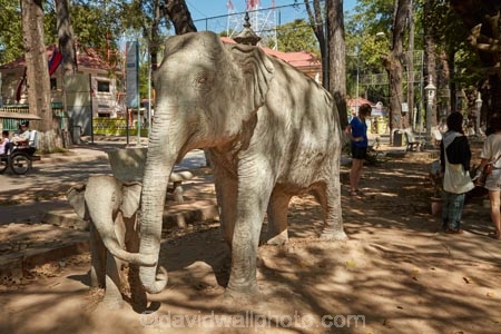 art;art-work;art-works;Asia;Cambodia;elephant;Elephant-statue;Elephant-statues;elephants;Indochina-Peninsula;Kampuchea;Kingdom-of-Cambodia;people;person;public-art;public-art-work;public-art-works;public-sculpture;public-sculptures;sculpture;sculptures;Siem-Reap;Siem-Reap-Province;Southeast-Asia;statue;statues;tourism;tourist;tourists