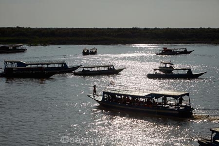 Asia;boat;boats;Cambodia;Chong-Khnies;Chong-Kneas;Indochina-Peninsula;Kampuchea;Kingdom-of-Cambodia;long-boat;long-boats;long-tail-boat;long-tailed-boat;long_tail-boat;long_tailed-boat;passenger-boat;passenger-boats;Port-of-Chong-Khneas;Siem-Reap;Siem-Reap-Province;Siem-Reap-River;silhouette;silhouettes;Southeast-Asia;tourism