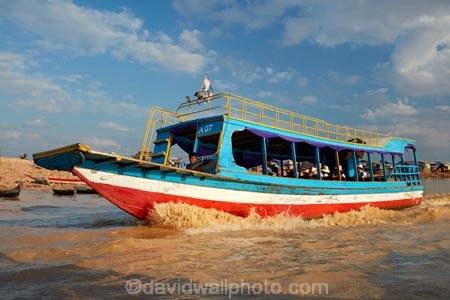 Asia;boat;boats;Cambodia;Chong-Khnies;Chong-Kneas;Indochina-Peninsula;Kampuchea;Kingdom-of-Cambodia;long-boat;long-boats;long-tail-boat;long-tailed-boat;long_tail-boat;long_tailed-boat;passenger-boat;passenger-boats;people;person;Port-of-Chong-Khneas;Siem-Reap;Siem-Reap-Province;Siem-Reap-River;Southeast-Asia;tour-boat;tour-boats;tourism;tourist;tourist-boat;tourist-boats;tourists