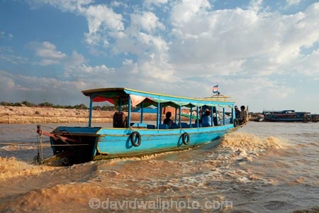 Asia;boat;boats;Cambodia;Chong-Khnies;Chong-Kneas;Indochina-Peninsula;Kampuchea;Kingdom-of-Cambodia;long-boat;long-boats;long-tail-boat;long-tailed-boat;long_tail-boat;long_tailed-boat;passenger-boat;passenger-boats;people;person;Port-of-Chong-Khneas;Siem-Reap;Siem-Reap-Province;Siem-Reap-River;Southeast-Asia;tour-boat;tour-boats;tourism;tourist;tourist-boat;tourist-boats;tourists