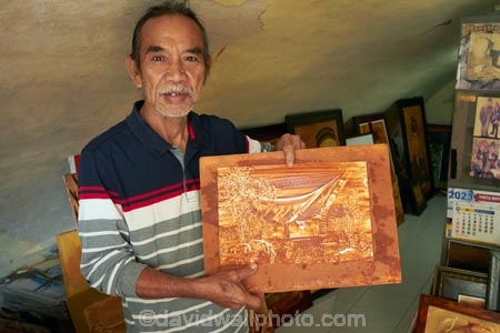 Makassar;Sulawesi;Indonesia;Asia;Southeast-Asia;South-East-Asia;Ujung-Padang;Zainal-Beta;clay-painter;historic-Fort-Rotterdam;Fort-Rotterdam;artist;artists;art;clay-paint;clay-art