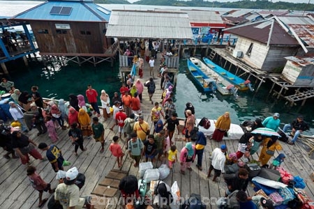 Misool;Raja-Ampat;Indonesia;Asia;Southeast-Asia;South-East-Asia;Western-Indonesia;Yellu;Yellu-Island;Yellu-Village;Yellu-Town;township;Yellu-Port;Port-of-Yellu;Port-of-Yellu;port;ports;wharf;wharves;wharfs;dock;docks;Southwest-Papua;people;crowd;pier;piers;docl;docks;Southwest-Papua;West-Papua