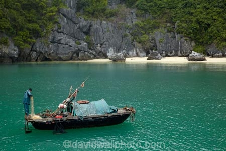 Asia;boat;boats;fisher;fisherman;fishermen;fishers;fishing-boat;fishing-boats;Ha-Long-Bay;Halong-Bay;karst-landscape;limestone-karsts;North-Vietnam;Northern-Vietnam;people;person;Qung-Ninh-Province;Quang-Ninh-Province;South-East-Asia;Southeast-Asia;tourism;UN-world-heritage-area;UN-world-heritage-site;UNESCO-World-Heritage-area;UNESCO-World-Heritage-Site;united-nations-world-heritage-area;united-nations-world-heritage-site;Vnh-H-Long;Vietnam;Vietnamese;world-heritage;world-heritage-area;world-heritage-areas;World-Heritage-Park;World-Heritage-site;World-Heritage-Sites