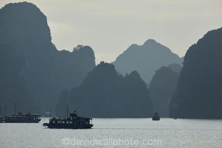 Asia;boat;boats;cruise-boat;cruise-boats;cruising;Ha-Long-Bay;Halong-Bay;karst-landscape;limestone-karsts;monochromatic;monochrome;North-Vietnam;Northern-Vietnam;Qung-Ninh-Province;Quang-Ninh-Province;South-East-Asia;Southeast-Asia;tour-boat;tour-boats;tourism;tourist;tourist-boat;tourist-boats;tourists;travel-destination;UN-world-heritage-area;UN-world-heritage-site;UNESCO-World-Heritage-area;UNESCO-World-Heritage-Site;united-nations-world-heritage-area;united-nations-world-heritage-site;Vnh-H-Long;Vietnam;Vietnamese;world-heritage;world-heritage-area;world-heritage-areas;World-Heritage-Park;World-Heritage-site;World-Heritage-Sites